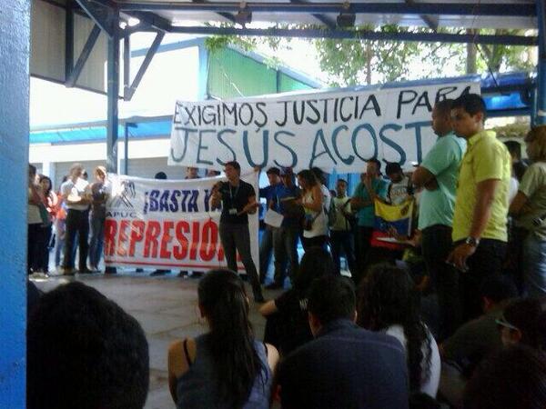rstcialomas's tweet photo. RT @GranValencia: Estudiantes realizan asamblea en la Facultad de Ingeniería de la UC (10:00 am). http://t.co/4q6xGfZHVf