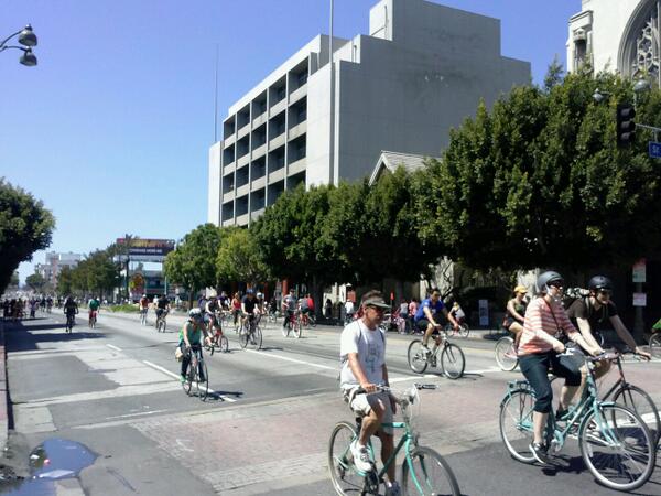 ehappyday0900's tweet photo. Los Angeles 차없는거리행사
오후 4시까지.엘에이.중심도로윌셔대로에서 차없는거리.행사진행 http://t.co/X0CXfdkkEW