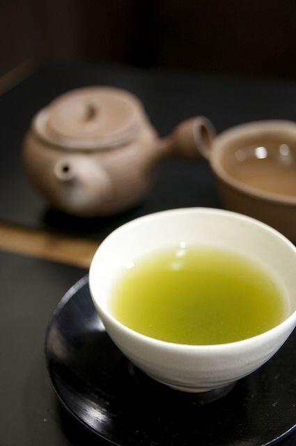 JapaneseStation's tweet photo. Sencha (抹茶)teh yg biasa diminum sehari-hari bagi orang Jepang sana, dibuat dari daun yg dijemur di matahari. #JSfact http://t.co/l1m6iWScyM