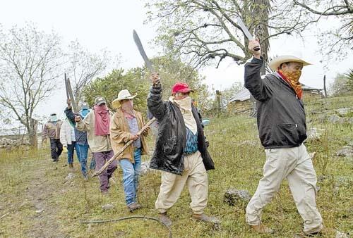 carmenveraj's tweet photo. Arman 'autodefensa' en  SLP con machetes y palos @Milenio http://t.co/70pO7aeEJS http://t.co/KPr5ASBnCl