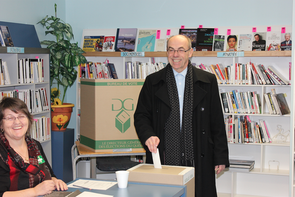 TrottierDenis's tweet photo. Aujourd'hui, on vote! Les bureaux sont ouverts de 9h30 à 20 h http://t.co/Iln1uCLP5s http://t.co/kBvI6ilu23