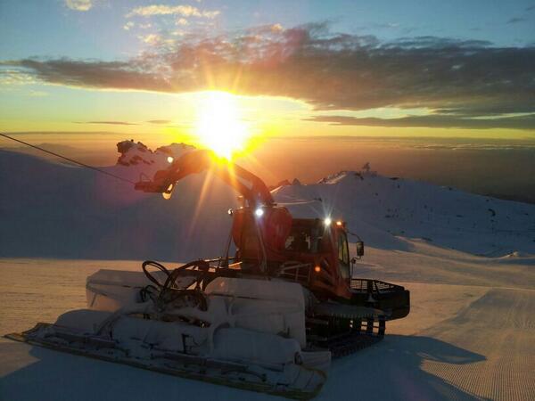 snhoy's tweet photo. “@websierranevada: Preciosa puesta de sol ayer en #SierraNevada  #primaveraSN @PuestasSol http://t.co/j8COFSnpHP”