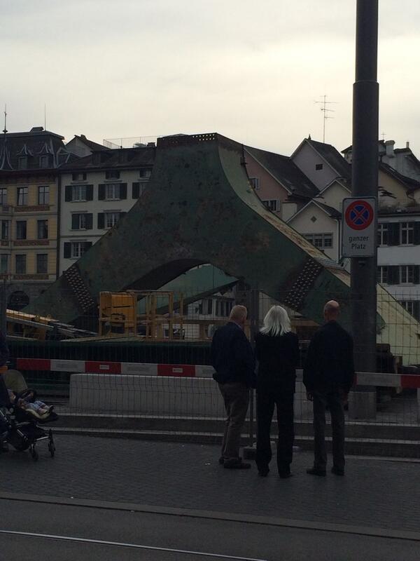 Zumindest ist der Sockel des hafenkrans schon mal grün. Fragt sich wo das rot bleibt, um als politmonument zu gelten