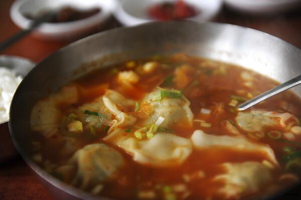 caasar's tweet image. [영도구 대평동] 매콤하다 못해 입이 얼얼한 김치만두국 "복성만두"