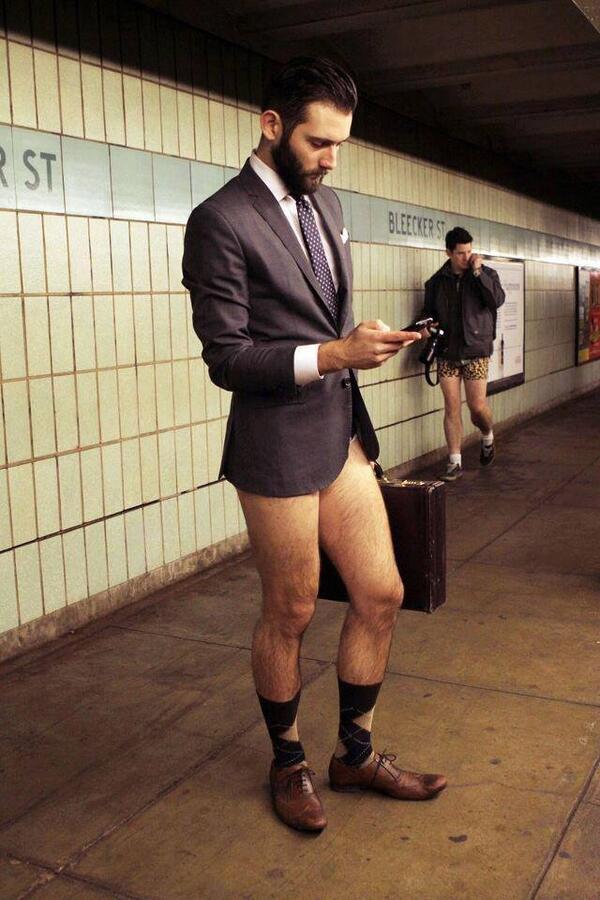 Grindr's tweet photo. Back to work. #grindrMonday #grindrCleanCut http://t.co/T8WfnH4RvA