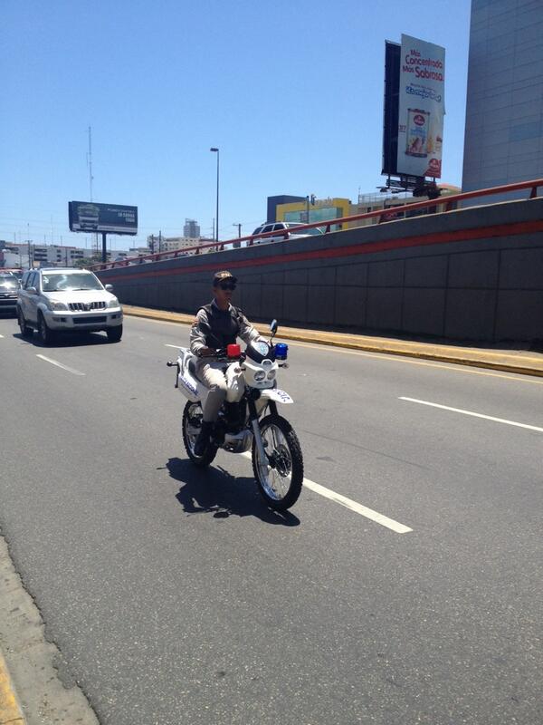 pulsarbeta's tweet photo. Cc @PoliciaRD RT @SoyDominicano Muchos policías estrenando motores transitando por la Kennedy. ¿Y el casco protector? http://t.co/2SLcvVCBxZ