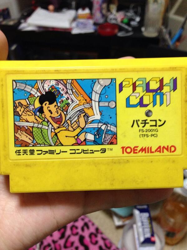 八雲 小夜 コヨミレジェンダリ パチコン 東芝emi ファミコンでは始めてのパチンコゲーム 台はヒコーキ台 デジパチの2種類 よく玉が詰まる 台のモデルはキングタイガーとブラボー10である 自分が持ってるレトロゲームを晒すと仲間が増えるらしい Http