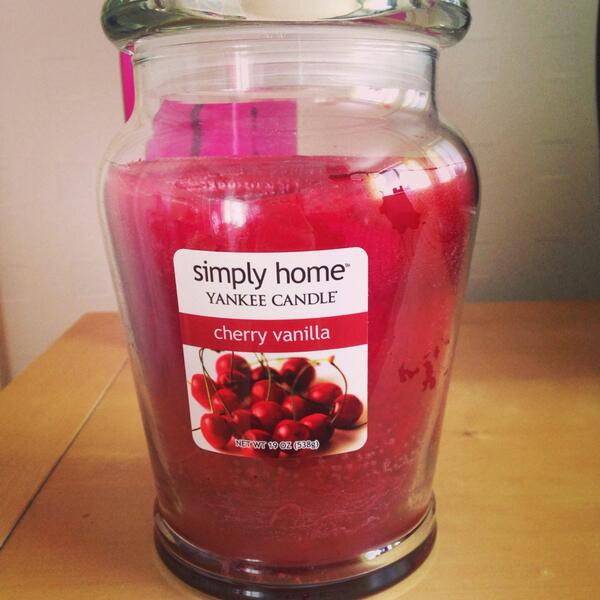 ShauniW_x's tweet photo. really can't cope with how good this smells😍 #yankeecandle #cherryvanilla thanks to @ShaneMcIntoshh ❤️ http://t.co/iFPeWl8hQp