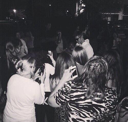 biebersmaniabr's tweet photo. "Mostrando amor às 5 horas da manhã" -  Justin com fãs em Miami http://t.co/V79FhNceq9 http://t.co/GXgnPouCKk