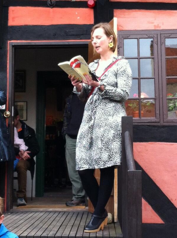 VTinenit's tweet image. Så er min bog på gaden... Dejlig reception på hyggelige Farvergården i Kerteminde...