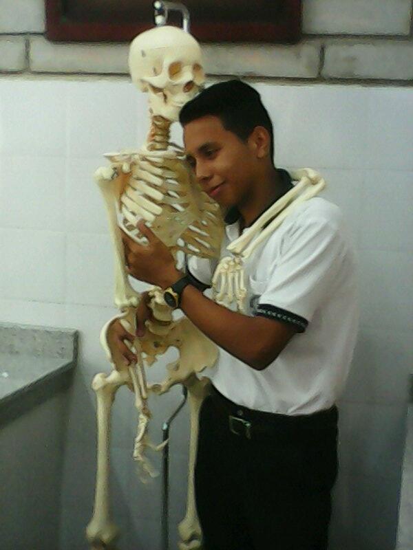 Cristianlb24's tweet image. Un vale mia con el esqueleto. #estebanjimenez