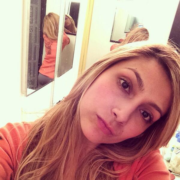 vanessapalomino's tweet photo. So busy at work today😓!!! #hatemondays #selfie #nomakeup #nowlaundry #pleasefriday come 😫🙏 http://t.co/DZVAfBX9lz