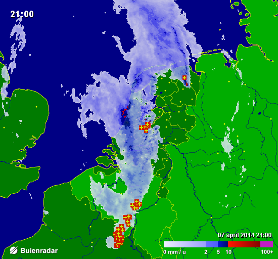 BuienRadarNL's tweet photo. Nog flinke buien over de randstad terwijl de neerslag zich richting oosten verspreidt en de kans op onweer afneemt http://t.co/hTPdSZXZON