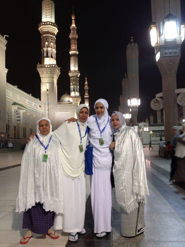 With ibu at Masjid Nabawi @castrenacd