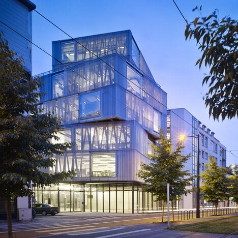 Aluminium-clad building added to Strasbourg architecture school: dezeen.com/2014/04/07/alu…