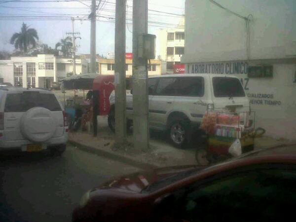 leonardoconrad9's tweet photo. Señores @CaracolTV miren esta parqueada, encima del anden. De lujo esto solo pasa en Cartagena http://t.co/9xovotOR3G