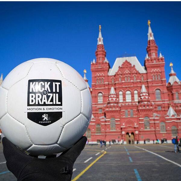 peugeotarg's tweet photo. La pelota #KickItToBrazil llegó a Moscú, Rusia. ¿Cuál será su próximo destino? Enterate en http://t.co/4wQQ2vBGAH http://t.co/VbsBDuXG0T