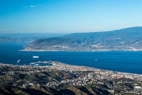 repubblica's tweet photo. Cartoline dallo Stretto di Messina http://t.co/8J8BvhThhr http://t.co/cwKM3slzS4