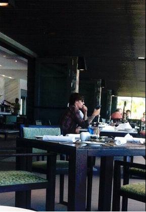 horangirlbr's tweet photo. Quem deixou alguem tirar uma foto do meu encontro com o louis??? http://t.co/CgVIsfJSKc