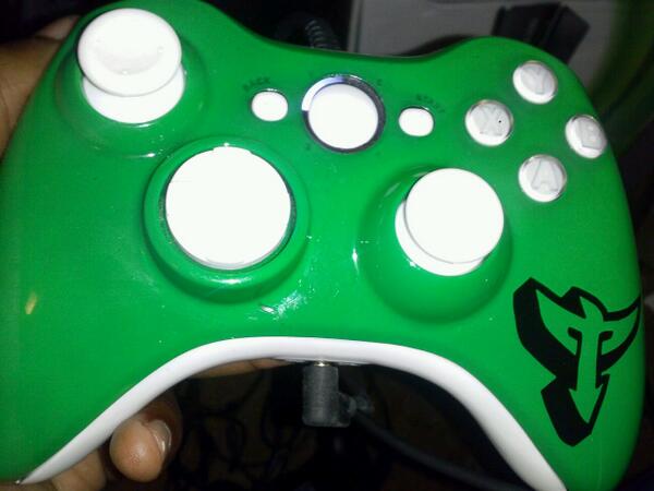 KiLLJOYtheGREAT's tweet photo. I love my @SootheCustoms controller it would be great if had paddles until then I hate it jk http://t.co/hS1zLsNqqH