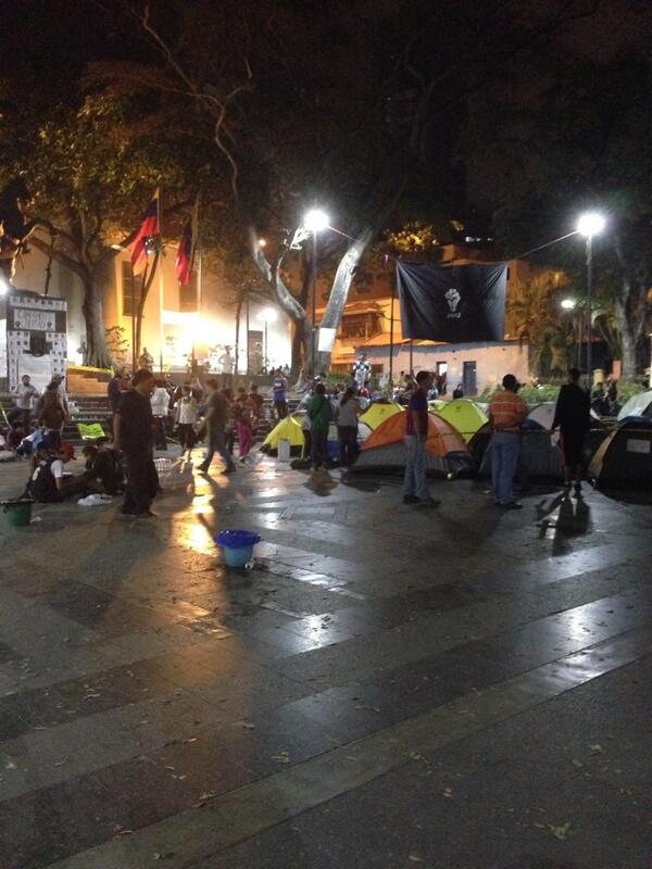 ElUniversal's tweet photo. 8:45 pm Así se mantiene la Plaza Bolívar de Chacao. Algunos heridos. Reportan calma #Caracas http://t.co/9uYZ24wEwY (vía @Lauraartal) #7A
