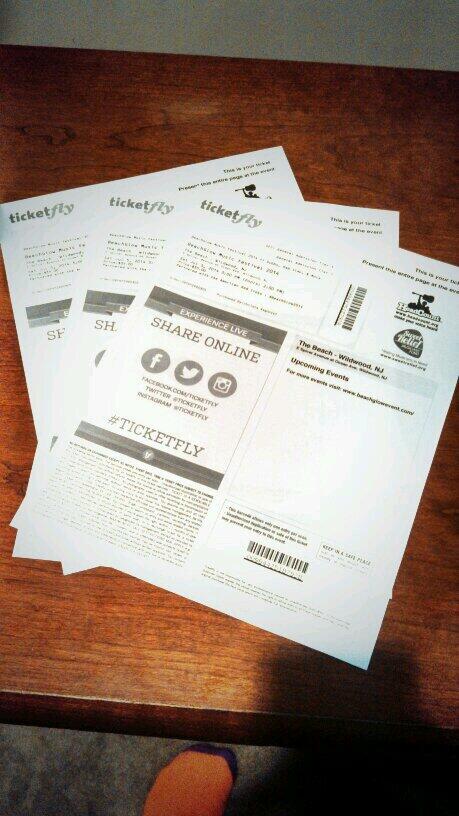 GabVagnozzi's tweet photo. Hellloooo Beachglow!!! #official @iSUERdoe @bri_cirino http://t.co/weKB3SYzdp