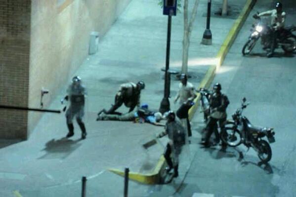 carlita2090's tweet photo. "@Vzla_Grita_Vzla: RT ahorita sometiendo joven en mercado de chacao http://t.co/Ar03dtACxf" rt .masivo x favor sos con los muchachos"