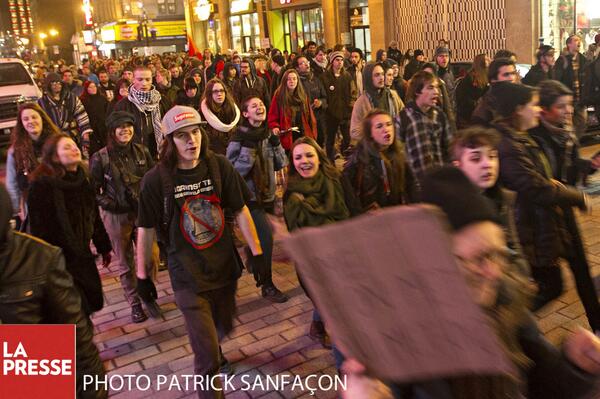 La #manifencours déambule de façon pacifique dans les rues du c-v de Mtl depuis 1hr environ. photo <a href="/patsanfacon/">Patrick Sanfacon</a>