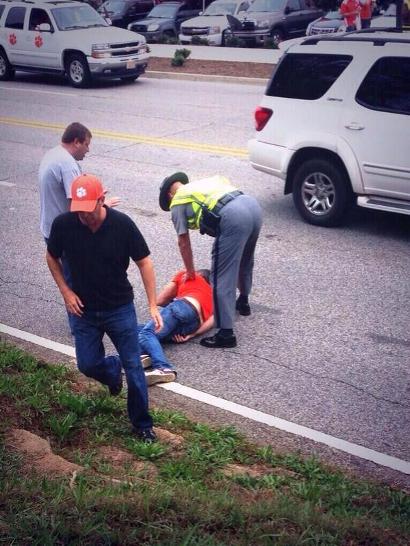 College_Passout's tweet photo. This couldn't have ended well - Clemson #CollegePassouts http://t.co/zcQxgitVzG