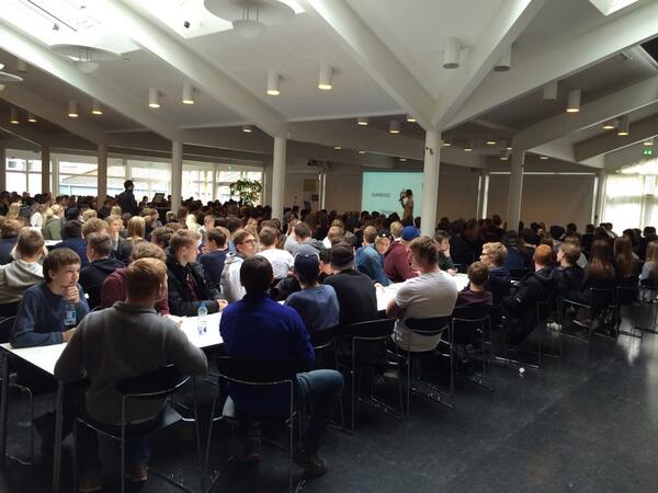 Dagens første foredrag i Skanderborg. <a href="/jonasboegh/">Jonas Bøgh</a> er på scenen og giver den gas! #iværksætterturen