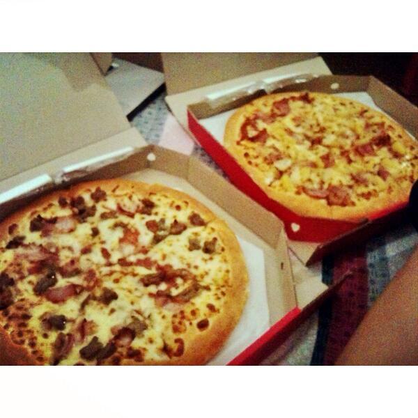 _Ranzingkit's tweet photo. Omg pizzaaaa 😍😍😍😍😍😍😍😍😍✌😍😍😍😍😍😍😍👊😭 http://t.co/ZUaUWlibvW