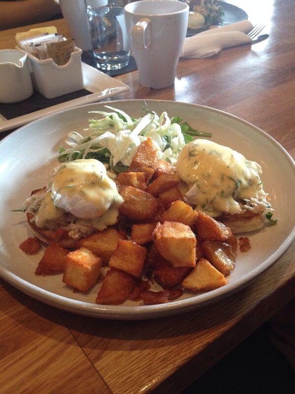 doro604's tweet photo. Dill hollandaise with tuna eggs Benny @theOakwoodKits  delicious ! Very good complimenting flavors. http://t.co/sawTSCFpUC