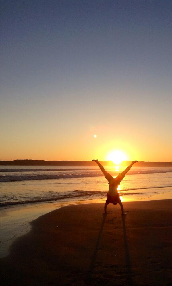 wazee10's tweet photo. Sunset at the beach in San Diego #handstandpro http://t.co/GczdyzFhD6
