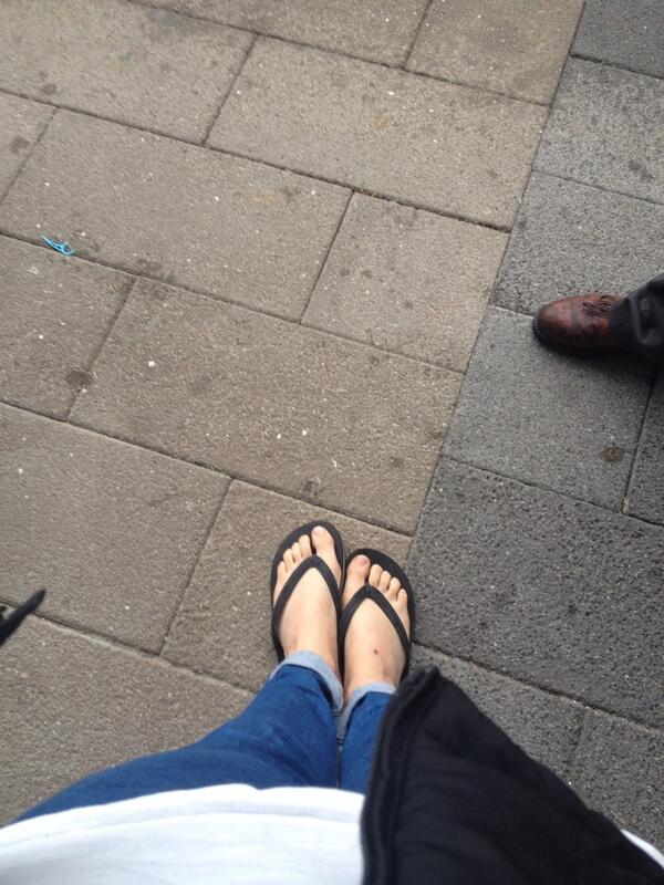 Boistyy's tweet image. Imagine choosing to wear thongs on a day like today #genius #rationalthoughtprocess #greatdaytobeinthecity 👌👌👌#lol