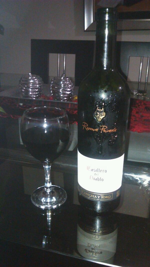 thepinkat's tweet photo. Un 2do vinito para terminar la noche!! http://t.co/2GOHjvclde