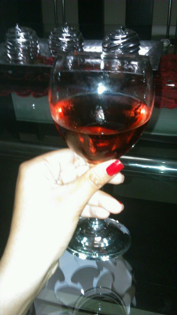 thepinkat's tweet photo. Brindando por las personas que an llegado a mi vida y me an demostrado que no valen la pena!! Aprendiendo la lección http://t.co/mNrltqkobe