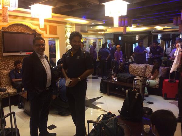 MahelaJay's tweet photo. At the lounge.. http://t.co/L8PCjddi9f