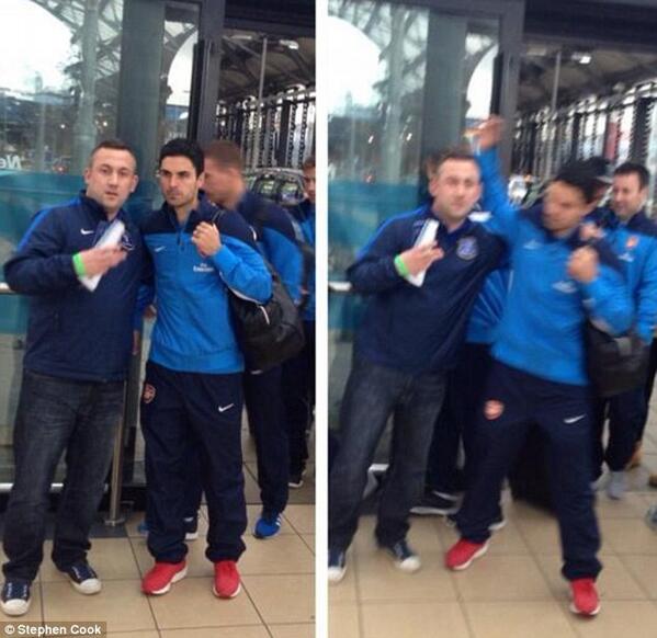 ayshardzn's tweet photo. An Everton fan wanted to take a photo with Arteta. Arteta then refused when the fan started raising 3 fingers :P http://t.co/icdI8CBWvn
