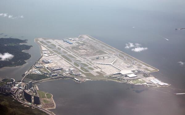 MundoExportar's tweet photo. Sabias que el #aeropuerto de #hongkong se erigió sobre un isla artificial? #estructuras #construccion #China http://t.co/q7X0SERCAv