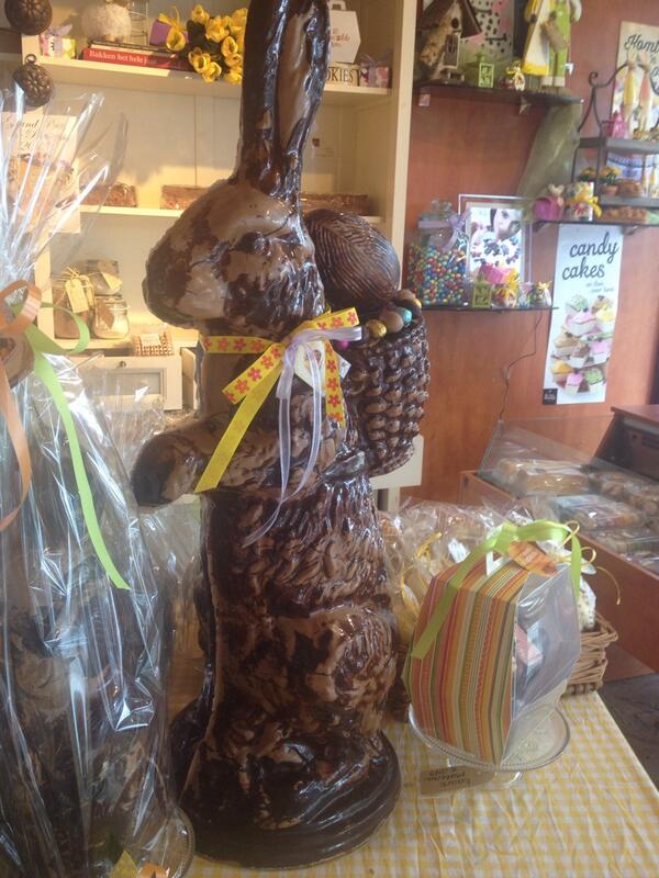 Je kunt nog bieden op deze reuze paashaas van 1 meter 7 kilo, hoogste bod is nu 75 €