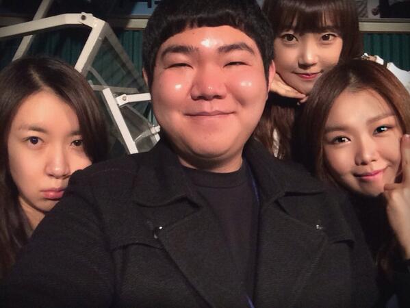 krungy21's tweet photo. 그의옆에서 사진을 찍으면 누구나 소두에 미녀가된다. 일명 "짱매효과" 짱매효과를 직접 체험한 우리의 미녀스탭들 ㅋㅋ 짱매&amp;구디여신&amp;일산여신&amp;시흥여신 입니다. (참고로 짱매는 백프로 쌩얼입니다. 기름안발랐음) http://t.co/CnXvb4Intz