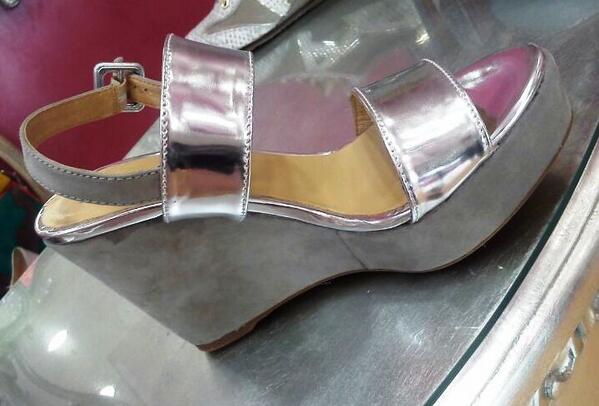 CucaRoblesShoes's tweet photo. Que sí, que sí... que llega el verano! De color de plata! A más de una le van a encantar! @GadeaShoes YA EN TIENDA! http://t.co/Sz52oeelND