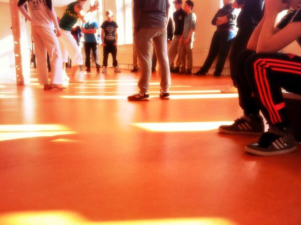 JimmyFiyah's tweet photo. Workshop capoeira bevalt jongeren goed #fio #jongerenwerk #noordkade http://t.co/CvR2HwLTYH