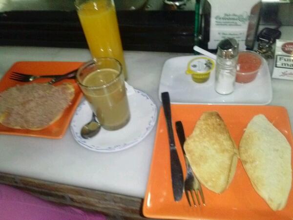 miryam2889's tweet photo. @evelynebarquill ese desayuno rico con la mejor de mis compañias te quiero albon http://t.co/PMkw2EAlgQ