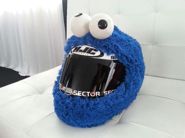 lorenzo99's tweet photo. Nuevo casco para Austin! / New helmet for Austin! :P @HJCEspana @sector_nolimits @MonsterEnergy @HawkersCo http://t.co/DJmoGbJvU0
