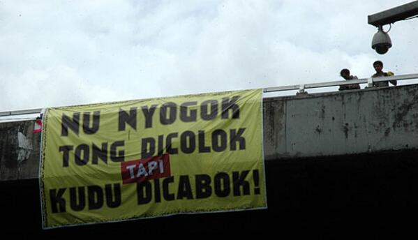 Astra_Wirawan's tweet photo. penyogokan di Berjo Kidul, Godean, Sleman. hanya untuk kursi kekuasaan.
NAAS !
#JanganPilihPartaiPoligami http://t.co/kclUGVgucu
