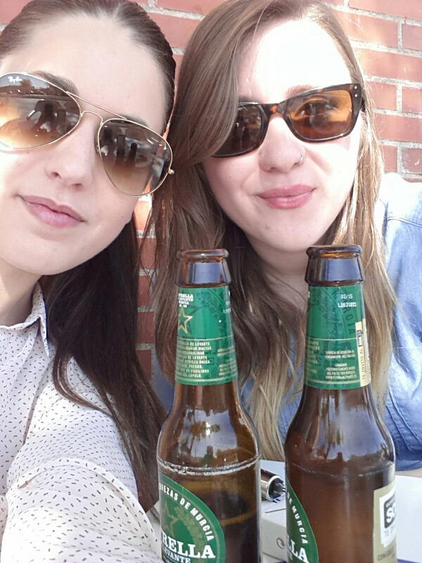 Pimulo's tweet photo. Con mi @Nisperoiberico de cerveceo mañanero por su cumpleaños. ¡Te quiero! ♥ http://t.co/WPfz4LyRBC