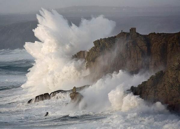 Gabriele_Corno's tweet image. Giant wave crashes over Cornwall, England by David Clapp #Wave #Rock