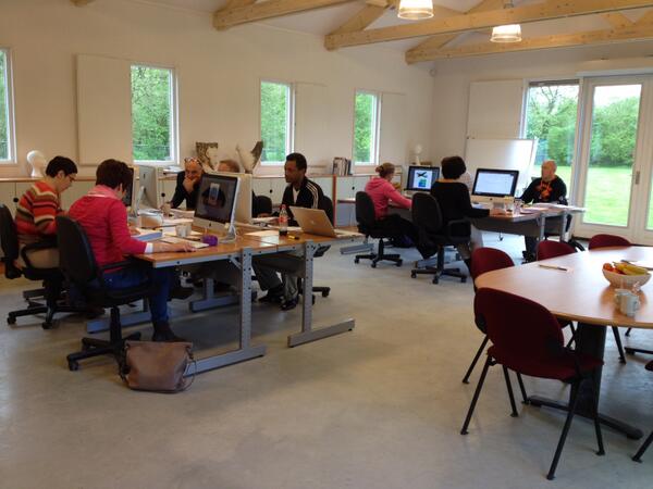 Best een beetje trots met acht hardwerkende cursisten op onze nieuwe locatie! Gisteren zelfs koffie in de zon.