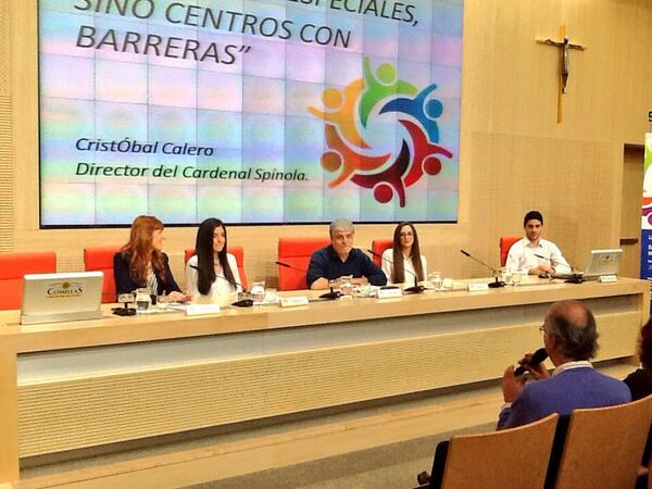 MaestroComillas's tweet photo. Turno de preguntas para D.Víctor M. Rodríguez en las #jdistancias14 http://t.co/C557Sz8XO9